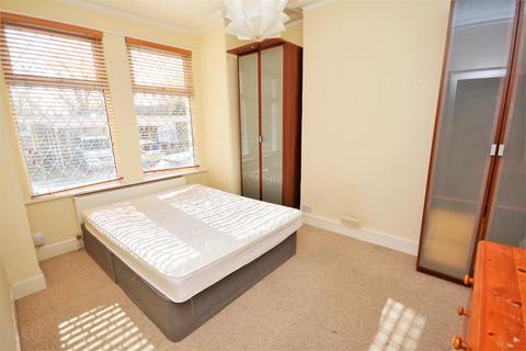 2 bedroom maisonette to rent, Byegrove Road, Colliers Wood SW19