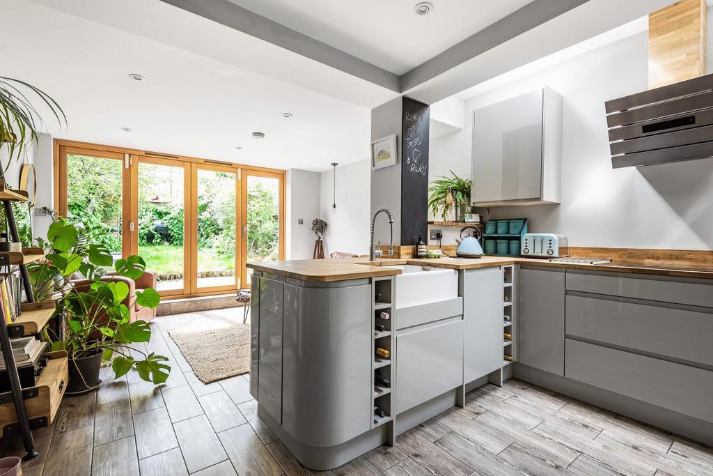 Chesterfield Grove, East Dulwich 2 bed £635,000