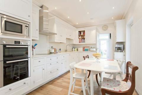 60 Holdenhurst Avenue, London, N12 0HX