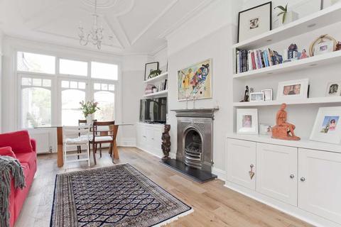 60 Holdenhurst Avenue, London, N12 0HX