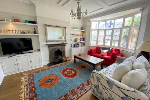 60 Holdenhurst Avenue, London, N12 0HX