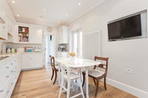 60 Holdenhurst Avenue, London, N12 0HX