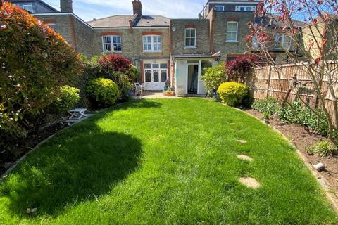60 Holdenhurst Avenue, London, N12 0HX