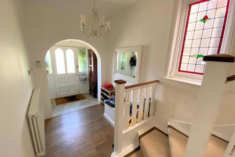 60 Holdenhurst Avenue, London, N12 0HX