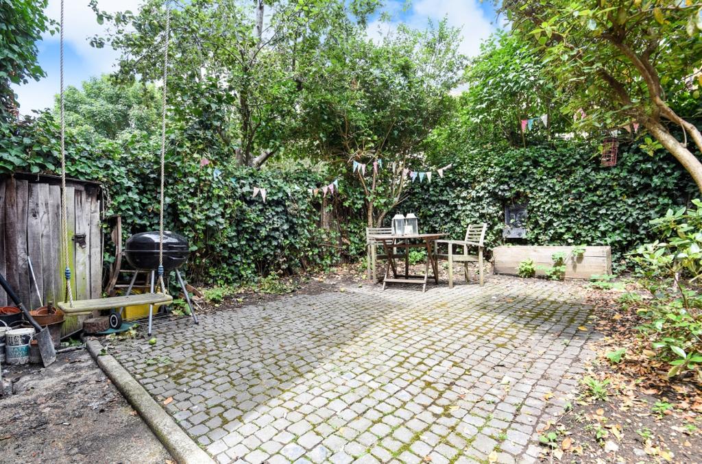 Cricklade Avenue Streatham Hill SW2 4 bed house £2,775 pcm (£640 pw)