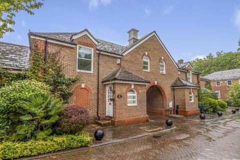 24 King George Square, Richmond, TW10 6LG