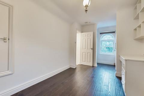 24 King George Square, Richmond, TW10 6LG