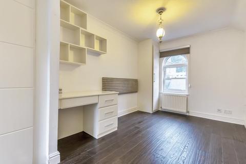 24 King George Square, Richmond, TW10 6LG