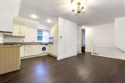24 King George Square, Richmond, TW10 6LG