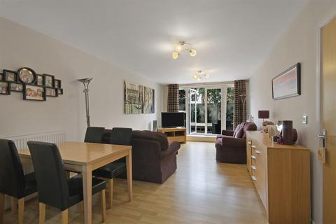 2 bedroom apartment to rent, 2 bedroom Ground Floor Apartment in Chichester