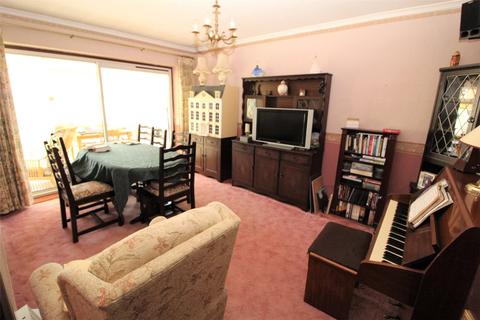 10 Bradley Avenue, Benfleet, SS7 3AG