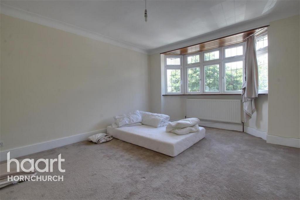 Upminster Road North, RM13 4 bed detached house £1,800 pcm (£415 pw)