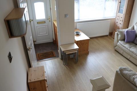 1 bedroom semi-detached house to rent, Gordon Road, Ashford TW15