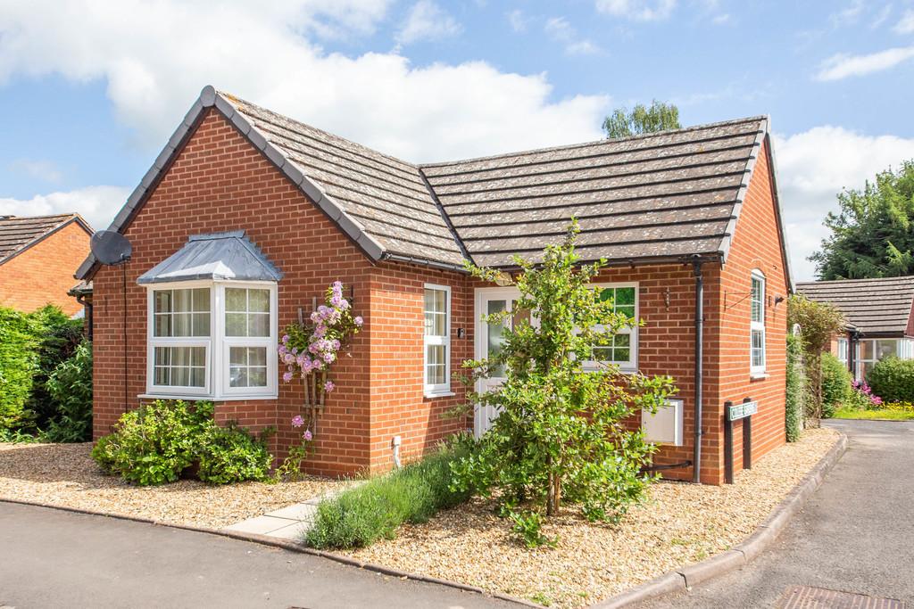 Tenbury Wells, Worcestershire, WR15 8EZ 2 bed detached bungalow £185,000