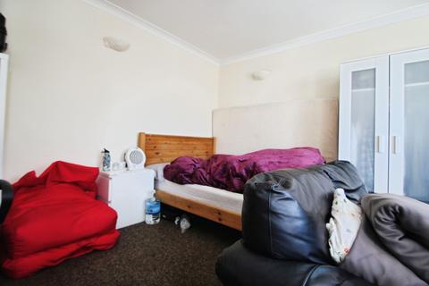 Studio to rent, Swinburne Road, Iffley