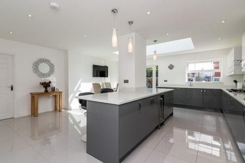 37 Blakeman Way, Lichfield, WS13 8FH