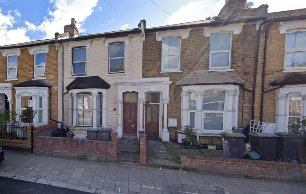 Black Boy Lane, London 5 bed semidetached house £2,500 pcm (£577 pw)