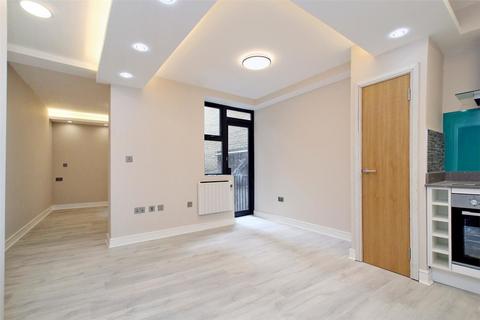 Studio to rent, Jacob Mansions, Umberston Street, Whitechapel, London