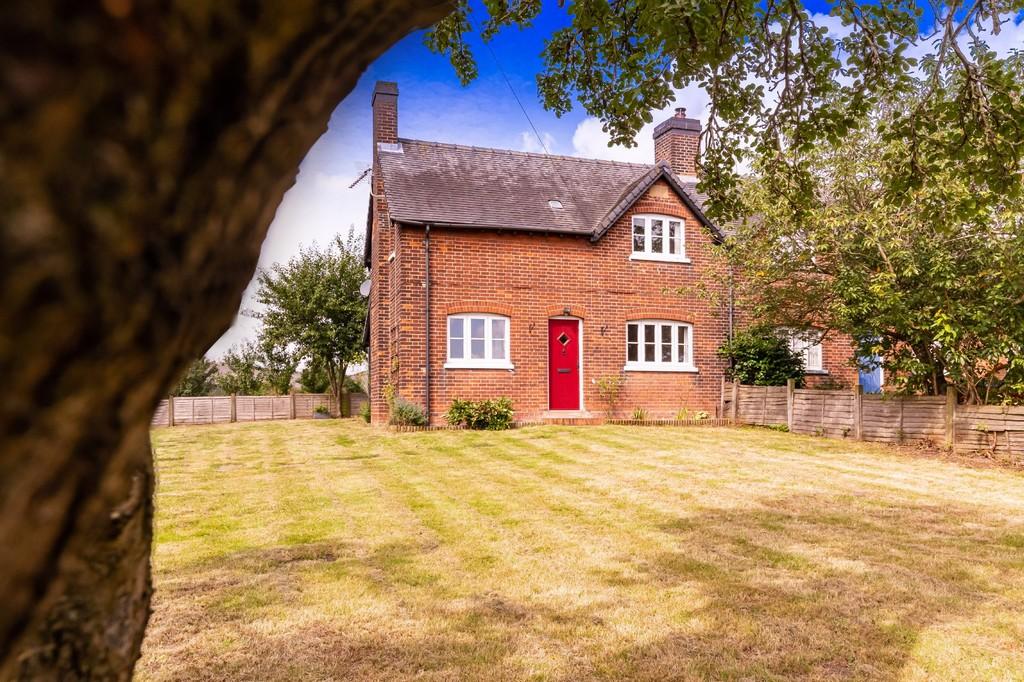 Piggotts Farm, Abridge 2 bed semi-detached house - £1,600 pcm (£369 pw)