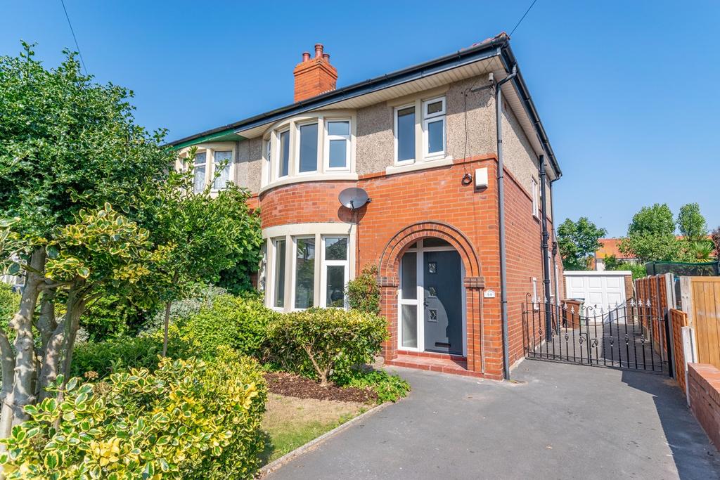Clive Avenue, Lytham St Annes, FY8 3 bed semidetached house £215,000