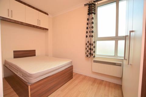 Studio to rent, High Street, Slough