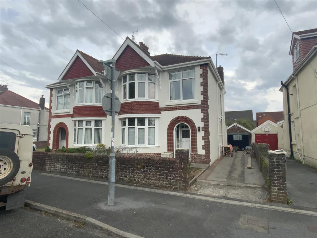 Denham Avenue, Llanelli 3 bed semidetached house £199,995