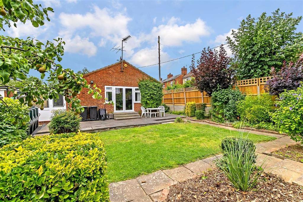 Orchard Close, Gravenhurst, Bedfordshire 4 bed detached bungalow £500,000