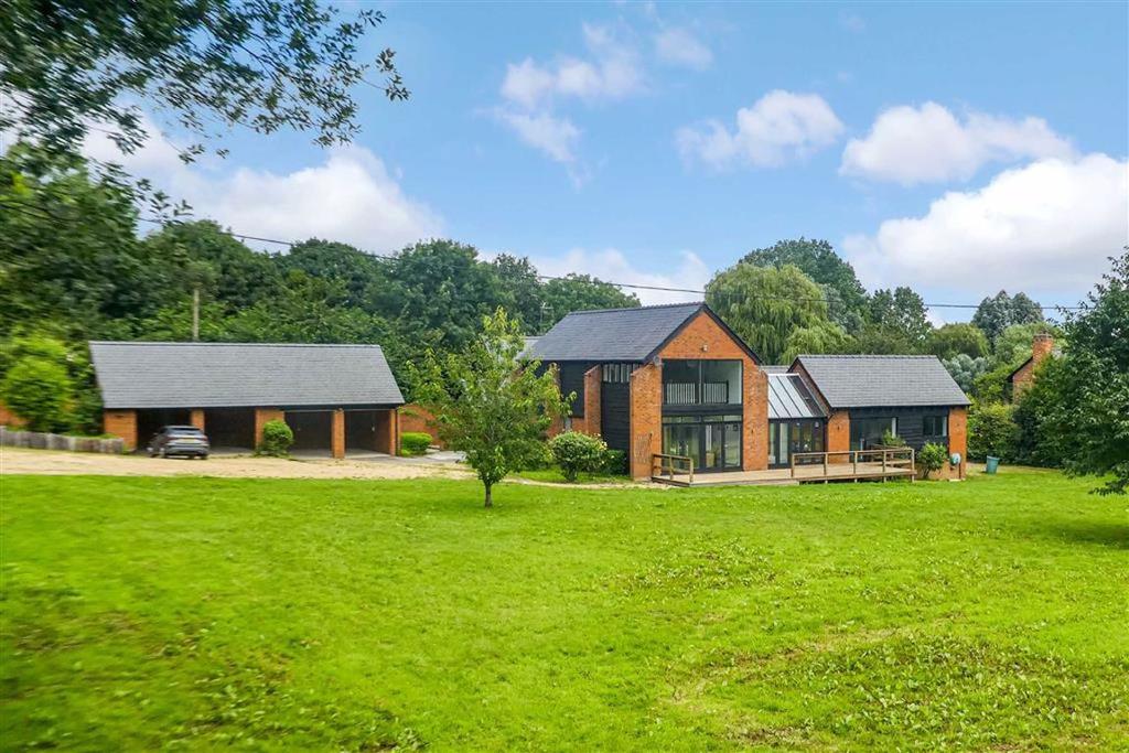 Mill Road, Bletchley, Milton Keynes, Bucks 5 bed barn conversion £