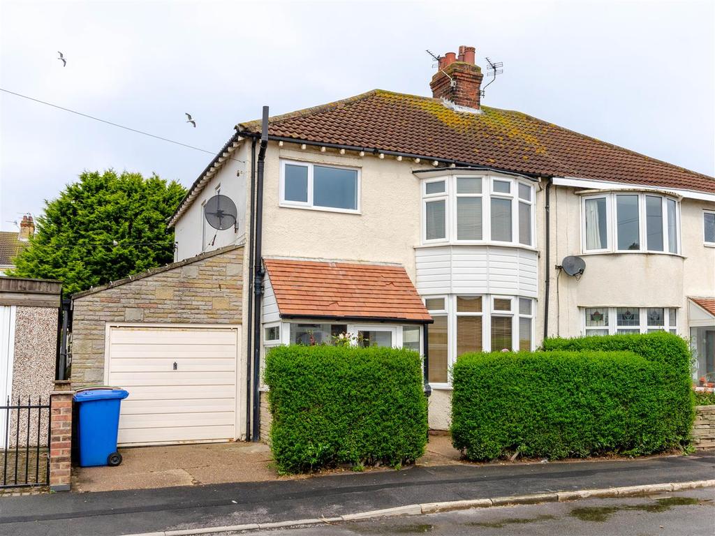 Lee Avenue, Withernsea 3 bed semidetached house £160,000