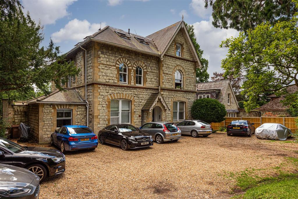 20 Alders Road, Reigate 2 bed apartment for sale £350,000