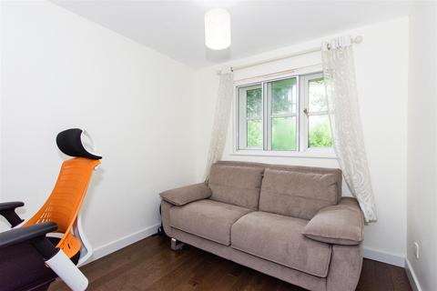 1 Amblecote Meadows, London, SE12 9TA