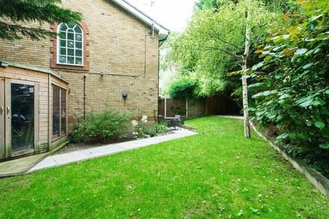 1 Amblecote Meadows, London, SE12 9TA