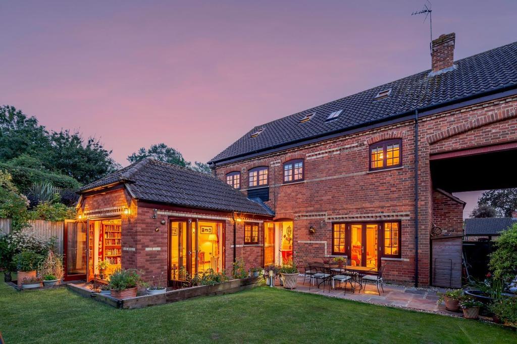 Park Farm Court, Clapham, Bedford, Bedfordshire, MK41 6EF 5 bed