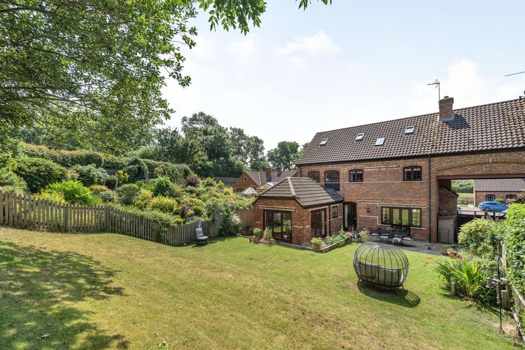 Park Farm Court, Clapham, Bedford, Bedfordshire, MK41 6EF 5 bed