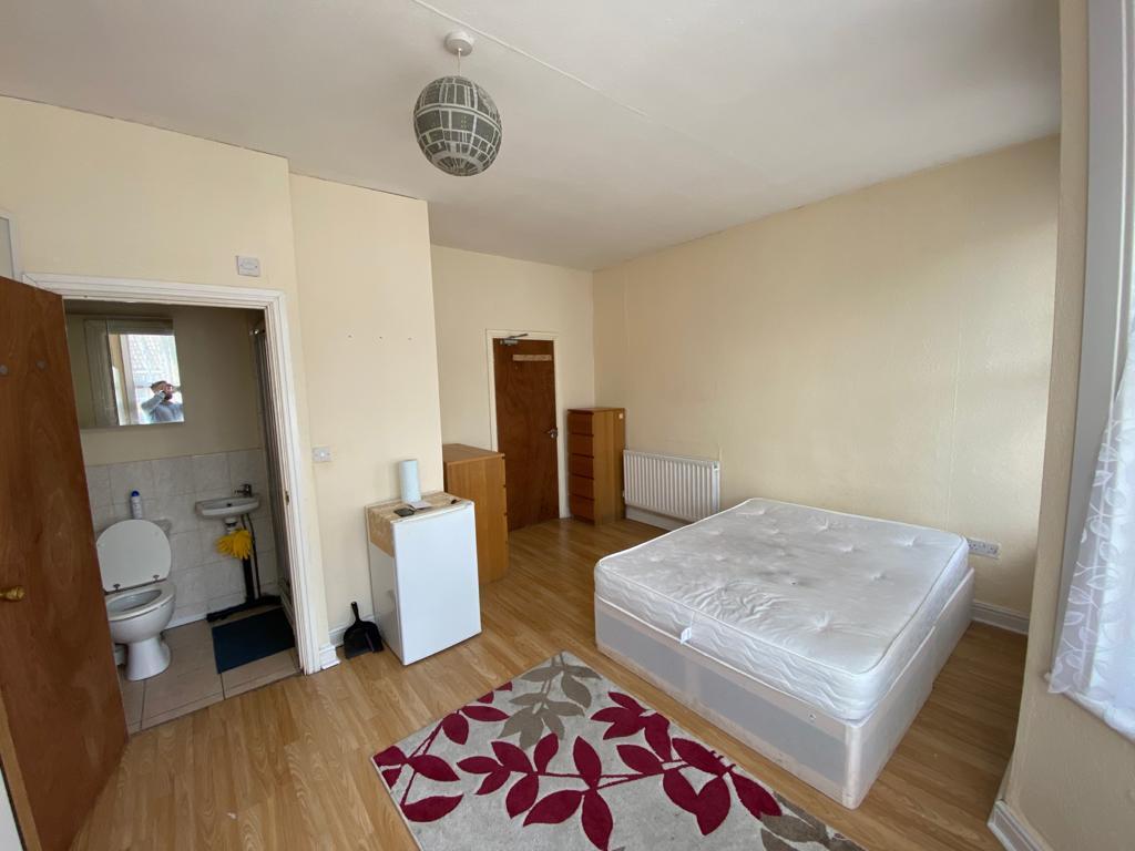 Whitehall Road, Thornton Heath, Surrey, CR7 House share £600 pcm (£