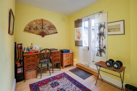 1 Grove Place, London, W3 6AS