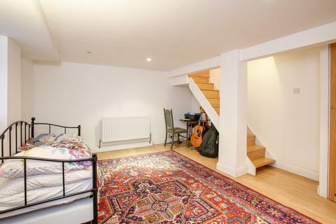 1 Grove Place, London, W3 6AS