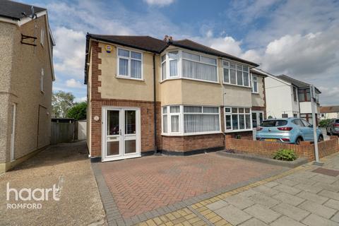 6 Granger Way, Romford, RM1 2RU