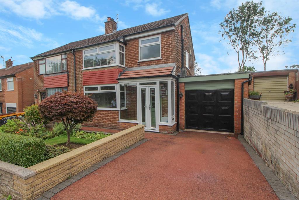Parsons Drive, Middleton, Manchester, M24 5DJ 3 bed semidetached house