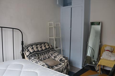 1 bedroom in a flat share to rent, CAMBELL HOUSE, WHITE CITY ESTATE, WHITE CITY, LONDON W12