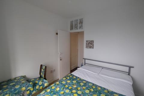 1 bedroom in a flat share to rent, CAMBELL HOUSE, WHITE CITY ESTATE, WHITE CITY, LONDON W12