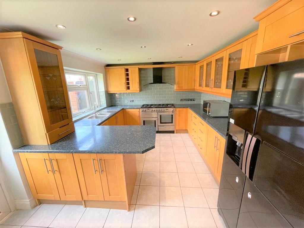 Gordon Road, Ilford, IG1 5 bed house £2,950 pcm (£681 pw)
