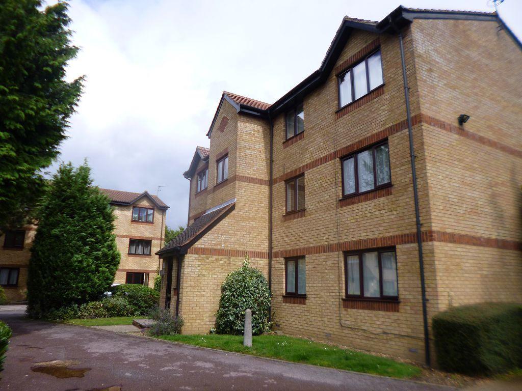 Courtlands Close, WD24 2 bed flat £1,125 pcm (£260 pw)