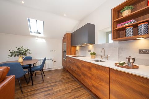 2 bedroom apartment to rent - Flat 5, No.10 The Green, Horsforth, Leeds, LS18 5JB