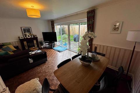 4 bedroom semi-detached house to rent, Barnmead, Haywards Heath, RH16