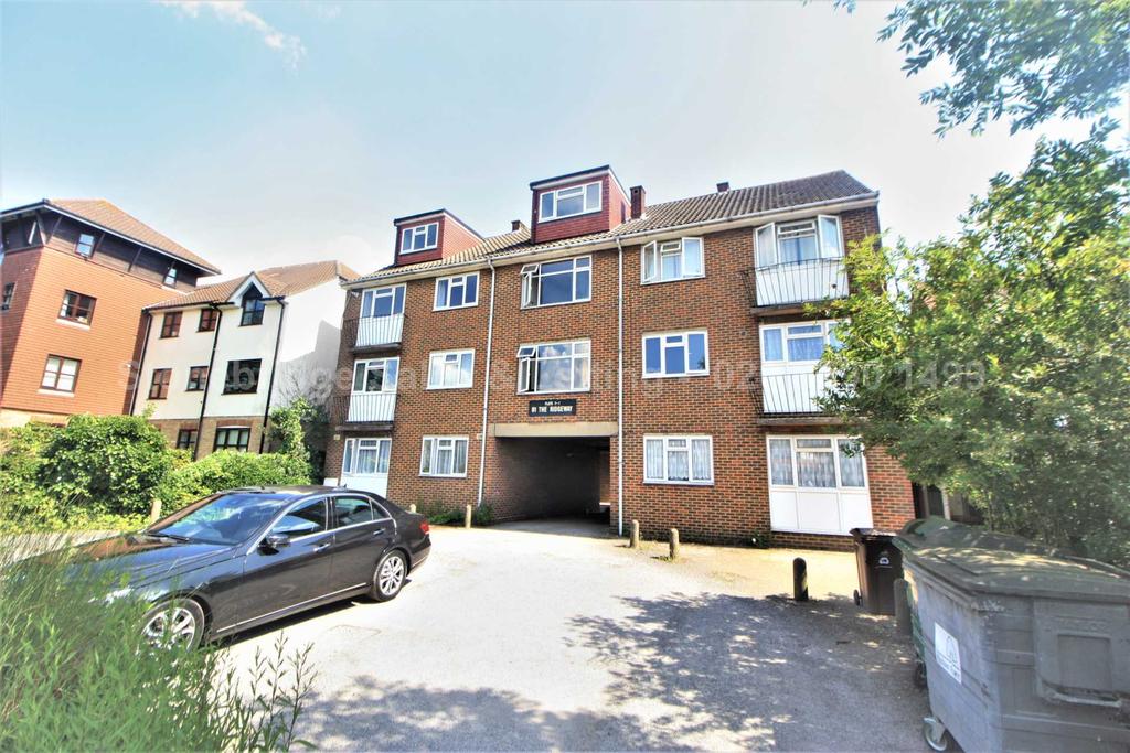 The Ridgeway, Chingford, E4 2 bed flat £1,300 pcm (£300 pw)