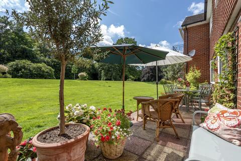 1 Broom Hall, Oxshott, Leatherhead, KT22 0JZ