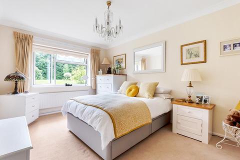 1 Broom Hall, Oxshott, Leatherhead, KT22 0JZ