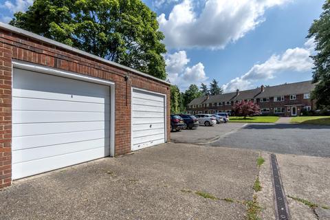 1 Broom Hall, Oxshott, Leatherhead, KT22 0JZ