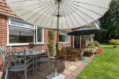 1 Broom Hall, Oxshott, Leatherhead, KT22 0JZ